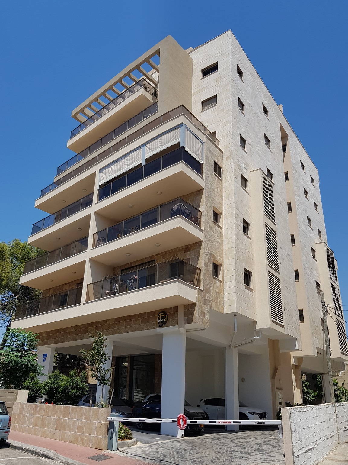אבן חיפוי גוון בייז' בשילוב אבן חיפוי חומה