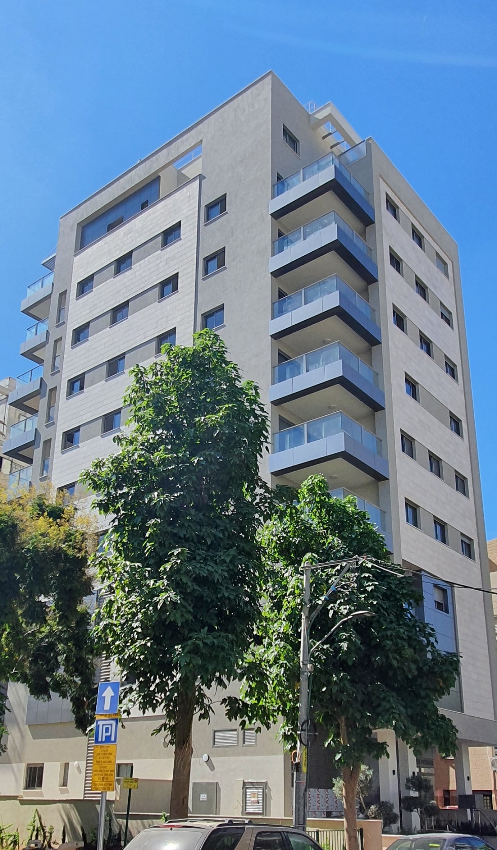 אבן קרם לחיפוי חיצוני בבניין ברמת גן