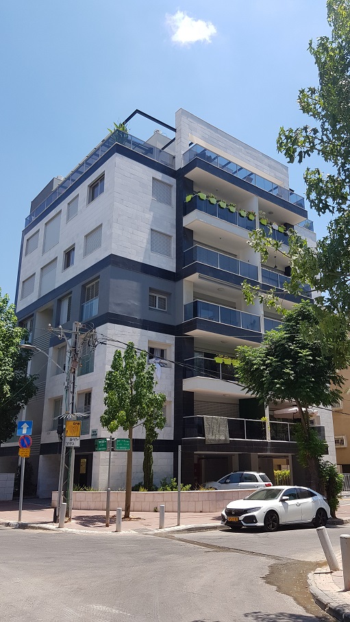 אבן לבנה ובזלת שחורה לחיפוי בניין
