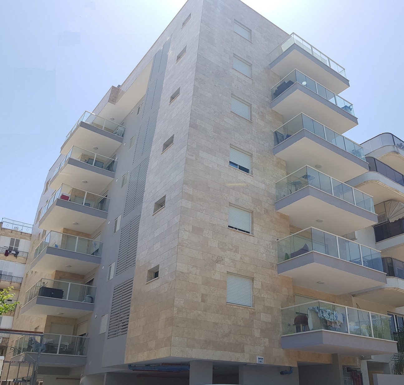 בניין מחופה טרוורטין - דניאל 41, בת ים