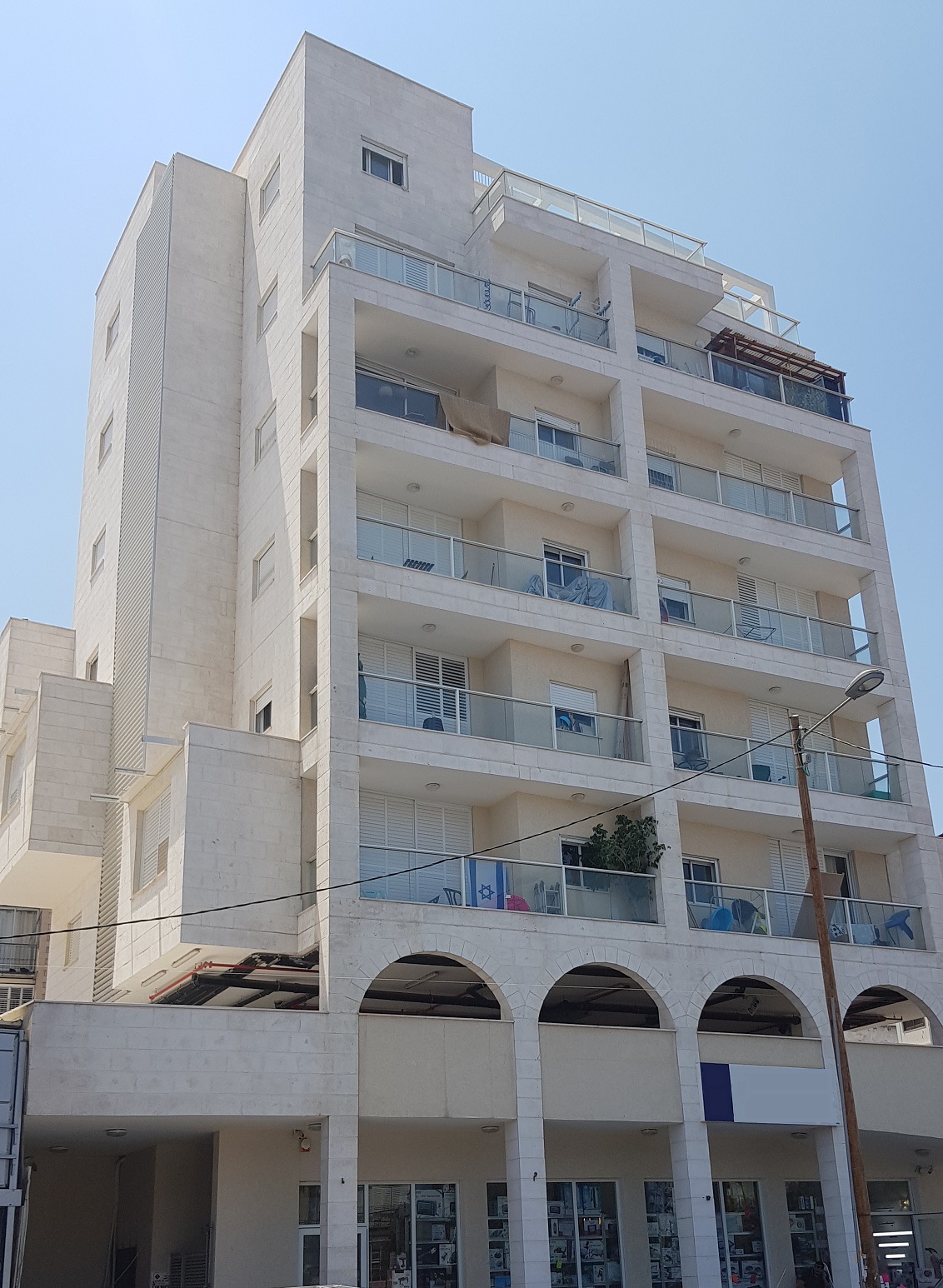 אבן ג'לאלה בעיבוד מוטאבה לחיפוי בניין בבני ברק