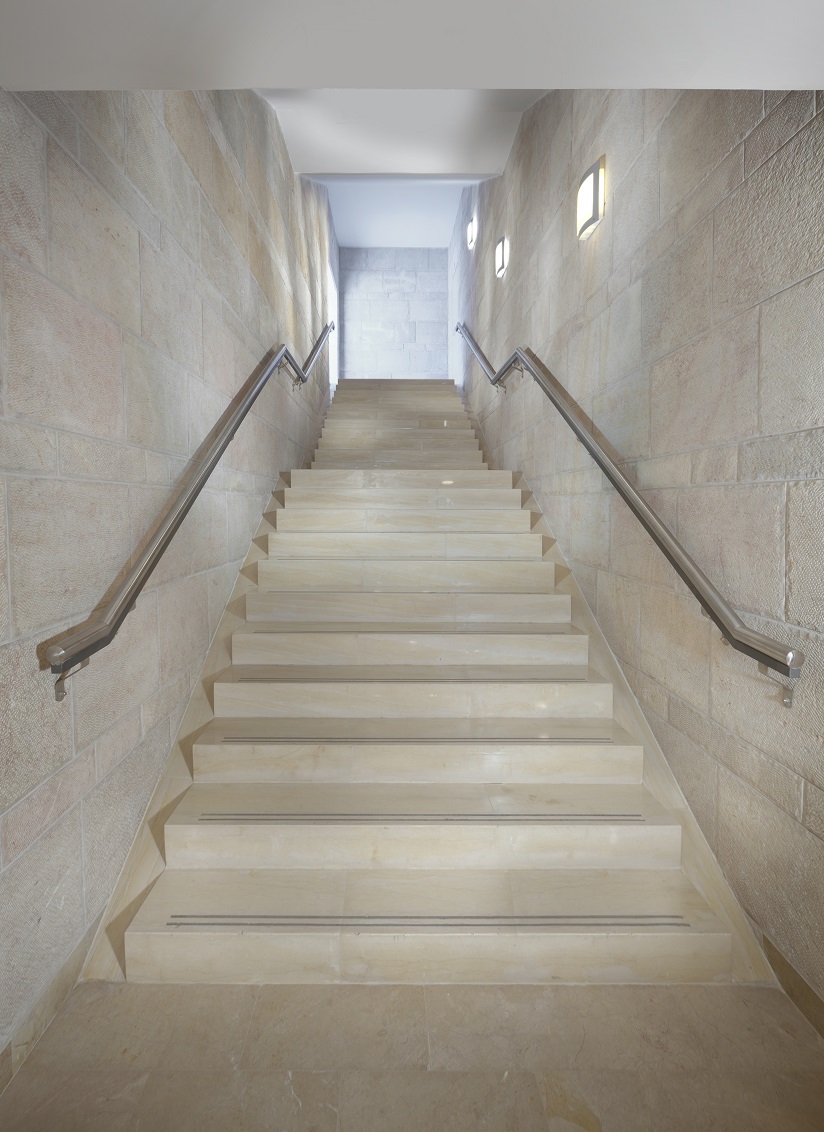 מדרגות קרמה למבנה ציבורי בעיבוד מבריק - סופקו לכנסת ישראל