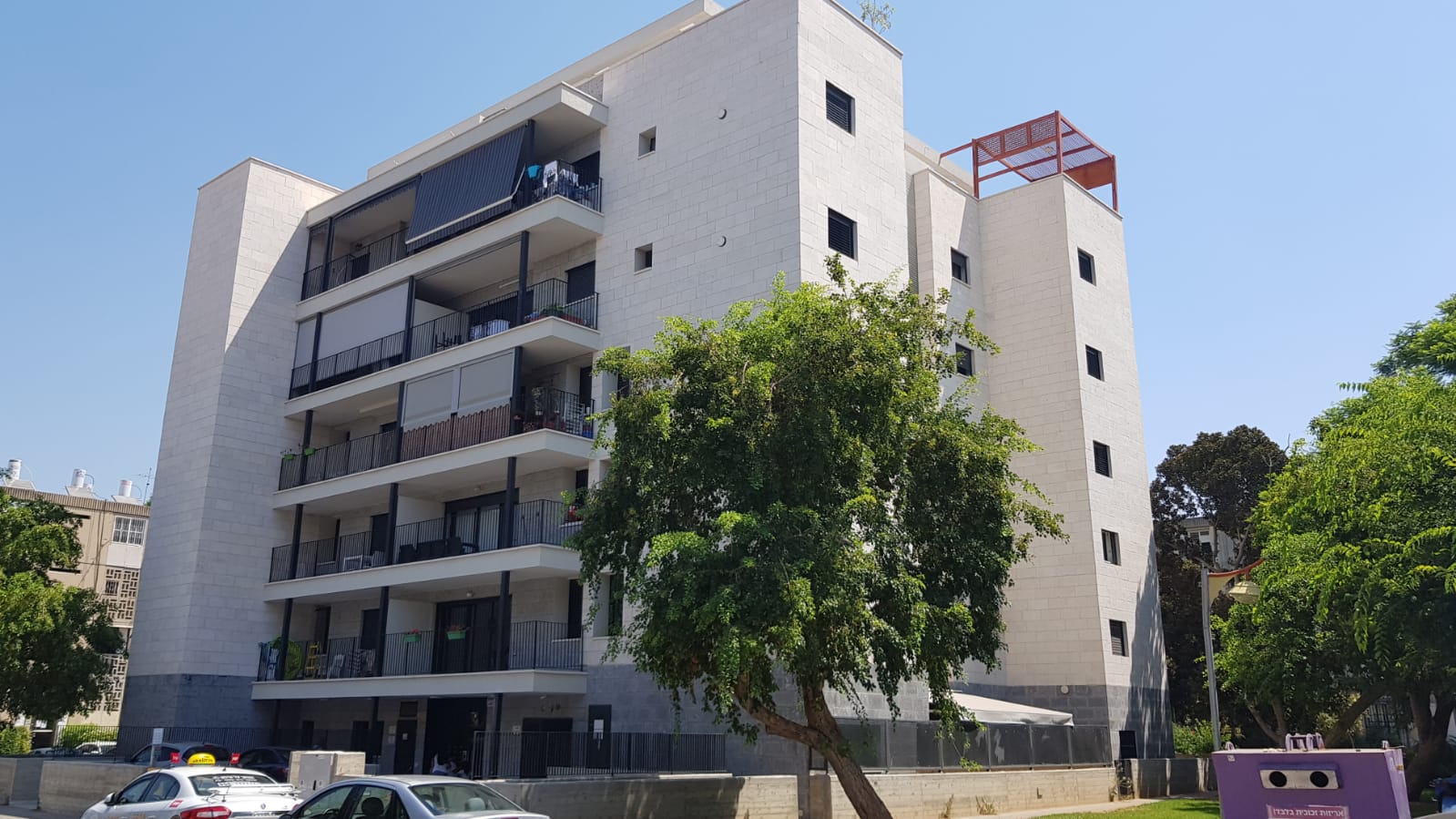 הר הצופים 23, חולון - אבן לבנה ואפורה בעיבוד מוטבה
